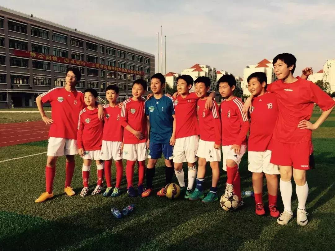 踢球真的没出路吗,足球如何才能称得上球王