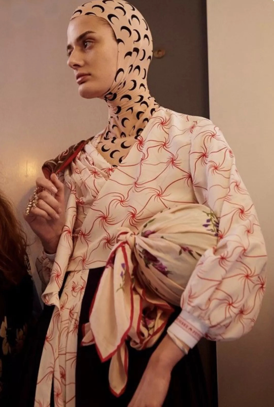 为了伸张女性的权利，整个时尚圈都“黑化”了