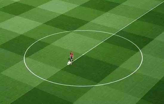 泥土裸露，惨不忍睹！昔日中超魔鬼主场，现沦为超级“菜地”