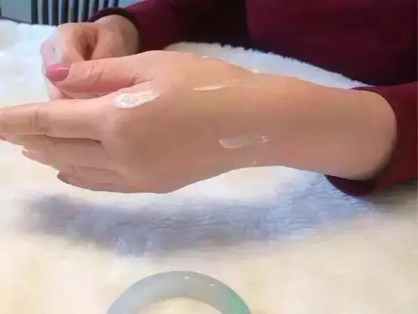 手镯戴不进手上怎么办,手镯胖了摘不下来有什么玄学