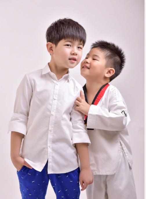 胡可母子同框画风突变,胡可晒旧照表示想念留长发的自己