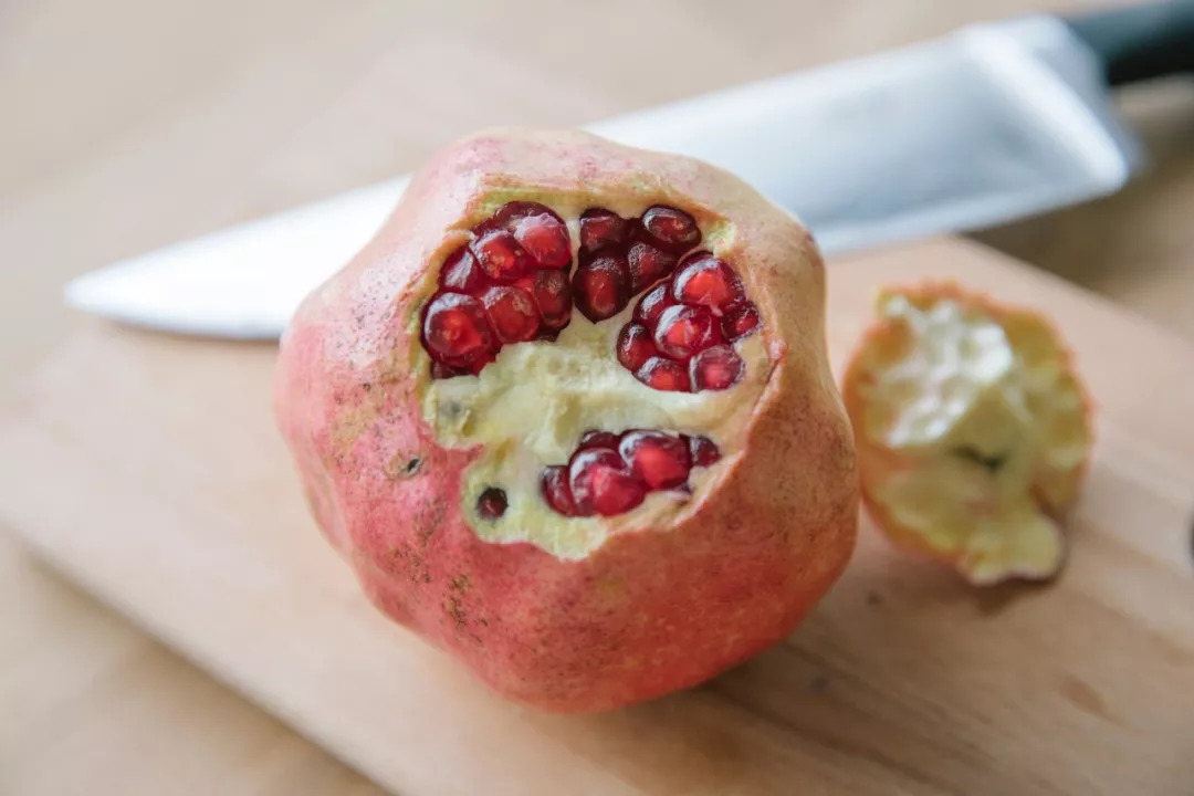 红润有食欲，一咬就爆汁，不用吐籽的突尼斯软籽石榴，甜滋滋货比十几家后，我们帮你选了这个