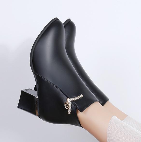 女人再穷也要穿得漂亮,女人再穷也要有双马丁靴