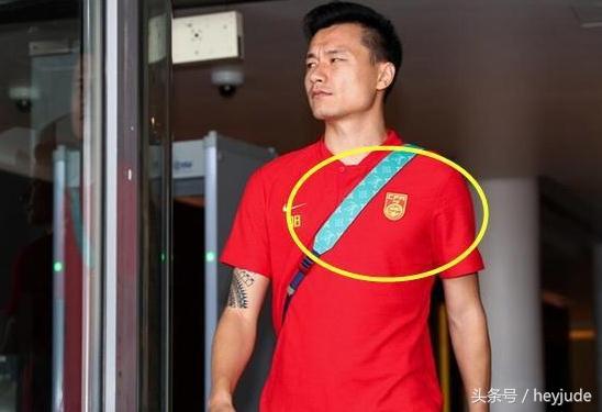 郜林再惹争议！奢侈品包抢镜，网友：球不会进，派头挺足