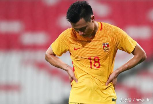 郜林再惹争议！奢侈品包抢镜，网友：球不会进，派头挺足