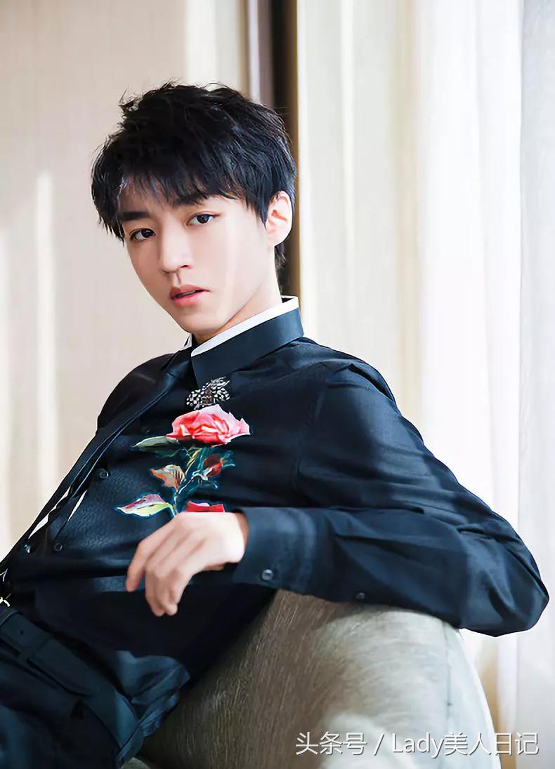 王源蓝色格子衬衫,王源王牌蓝色衬衫