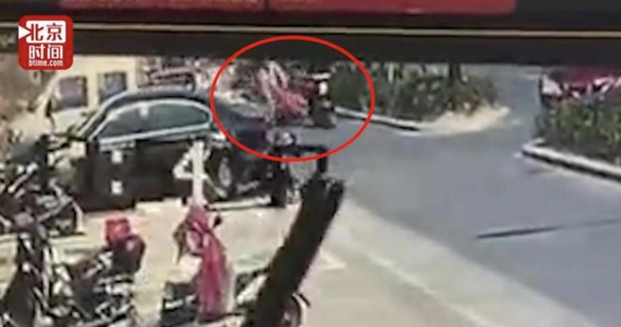 老人摔倒了扶还是不扶,如今老人跌倒扶还是不扶