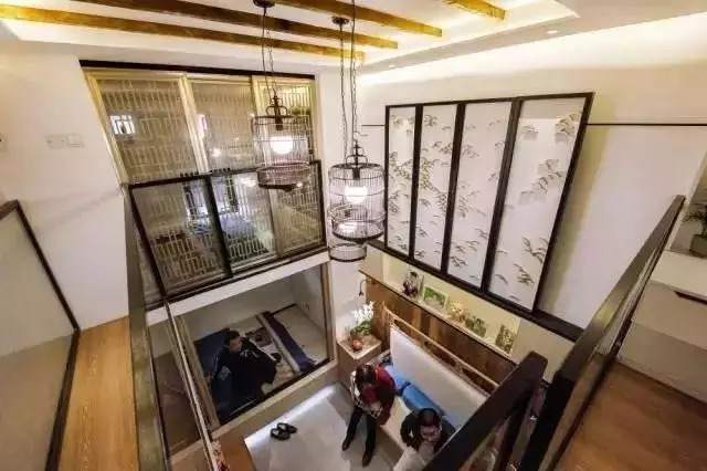 两对夫妻挤19平老宅，丈母娘和女婿5人同睡，毫无隐私！