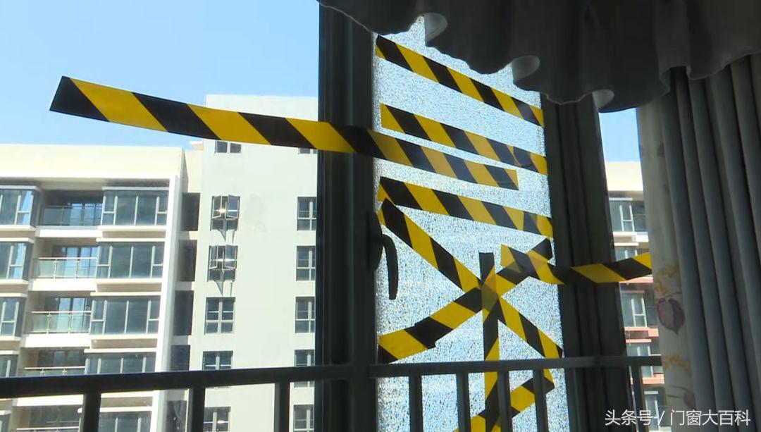 小区60多块门窗玻璃爆裂，吓得业主戴头盔出门！