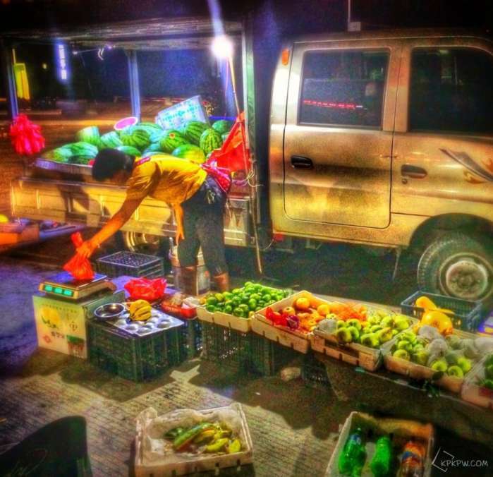 小货车卖水果现状,开小货车拉水果到处叫卖赚钱吗