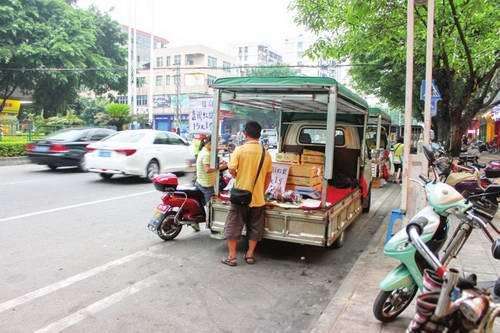 小货车卖水果现状,开小货车拉水果到处叫卖赚钱吗