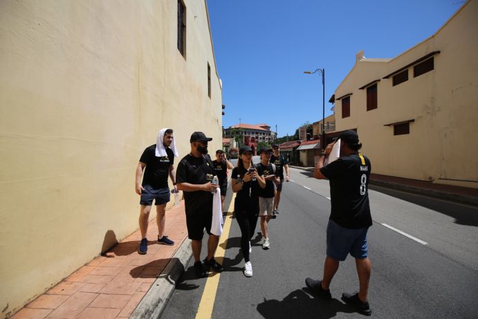 一门之隔却是两个世界,一门之隔两个世界意思