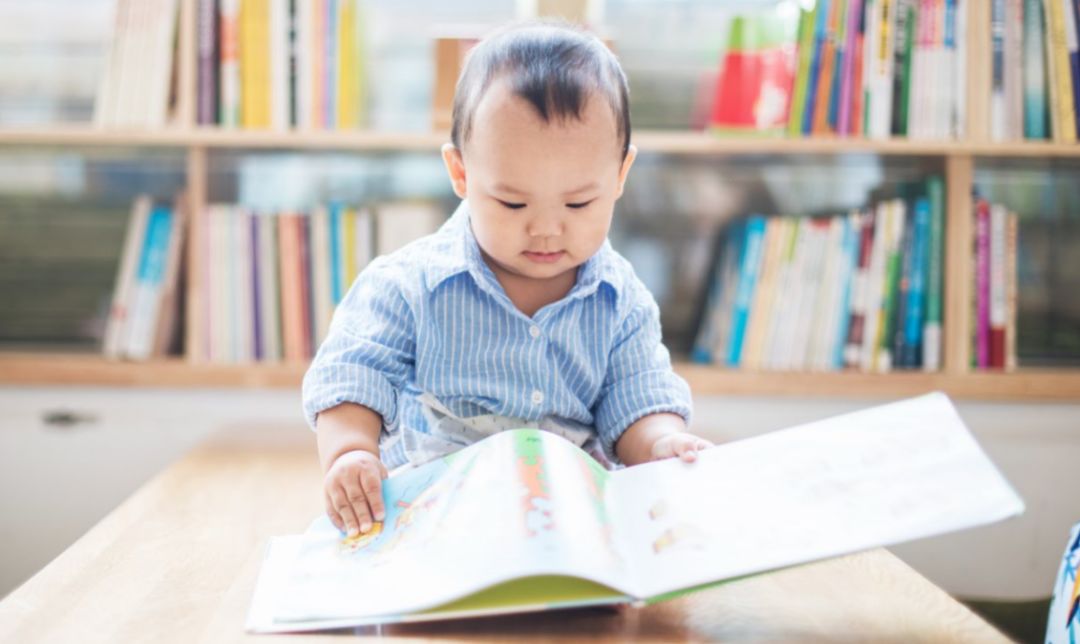 新生儿脸上有小红点是白头,宝宝脸上的小红点变成白点