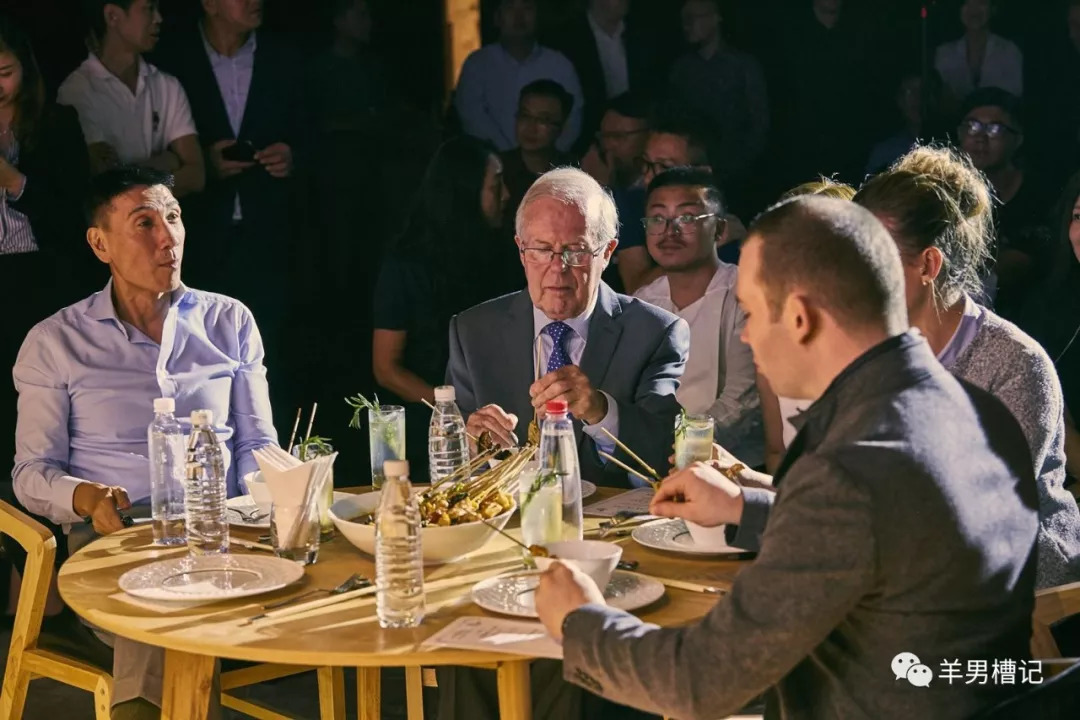 他在今年教师节宣布退休计划并着力挚手相传下一代