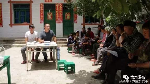 老支书背着领导进村入户慰问灾民,第一书记陪贫困户到市里看病