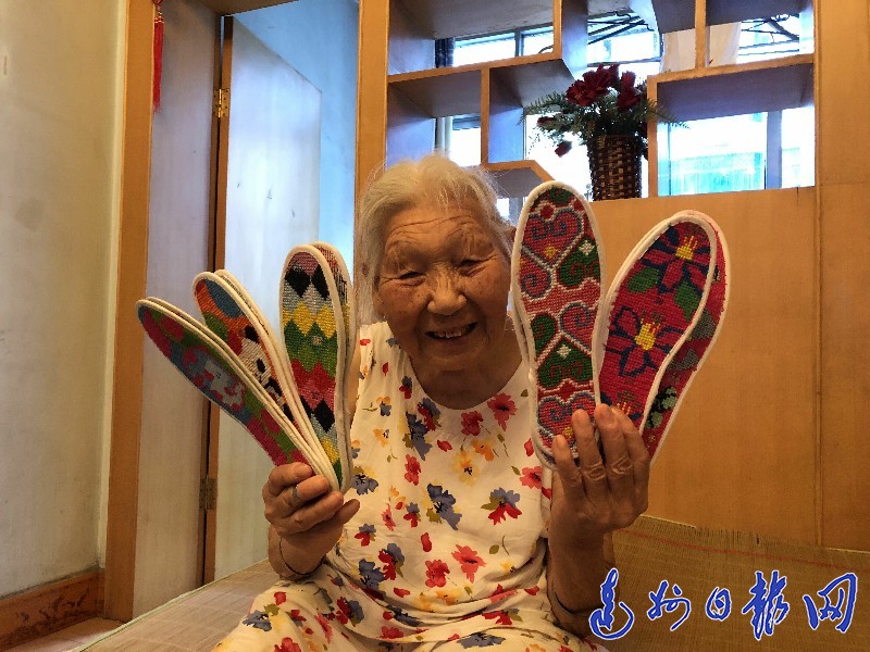 90岁寿星老妈飞针走线绣鞋垫,八十年代的一种线绣花鞋垫