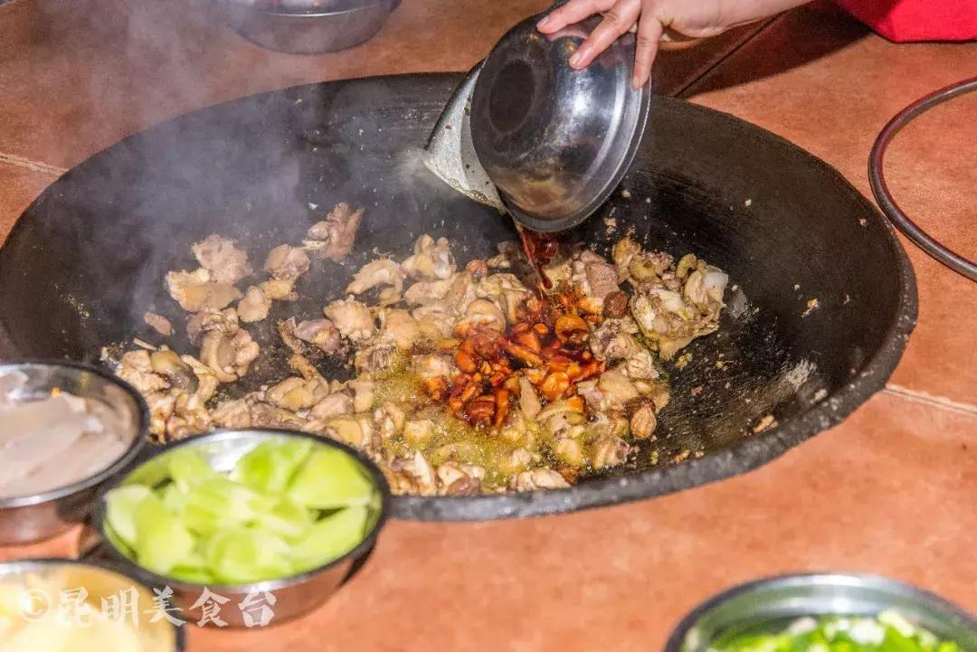 藏在昆明老厂房里的柴火鸡，一款酱料价值百万，连续排队5年