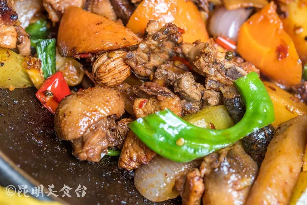 藏在昆明老厂房里的柴火鸡，一款酱料价值百万，连续排队5年