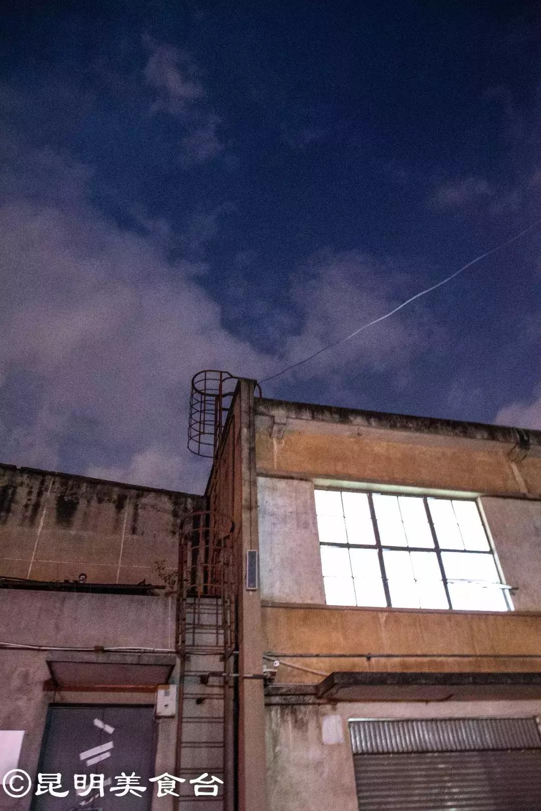 藏在昆明老厂房里的柴火鸡，一款酱料价值百万，连续排队5年