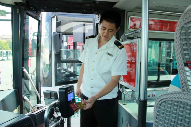 青岛有哪些证件可免费乘公交车,青岛乘坐公交车免费