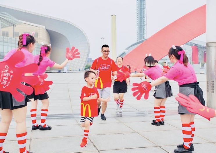 上海逾千组家庭“为爱麦跑”,麦当劳为爱麦跑呼和浩特