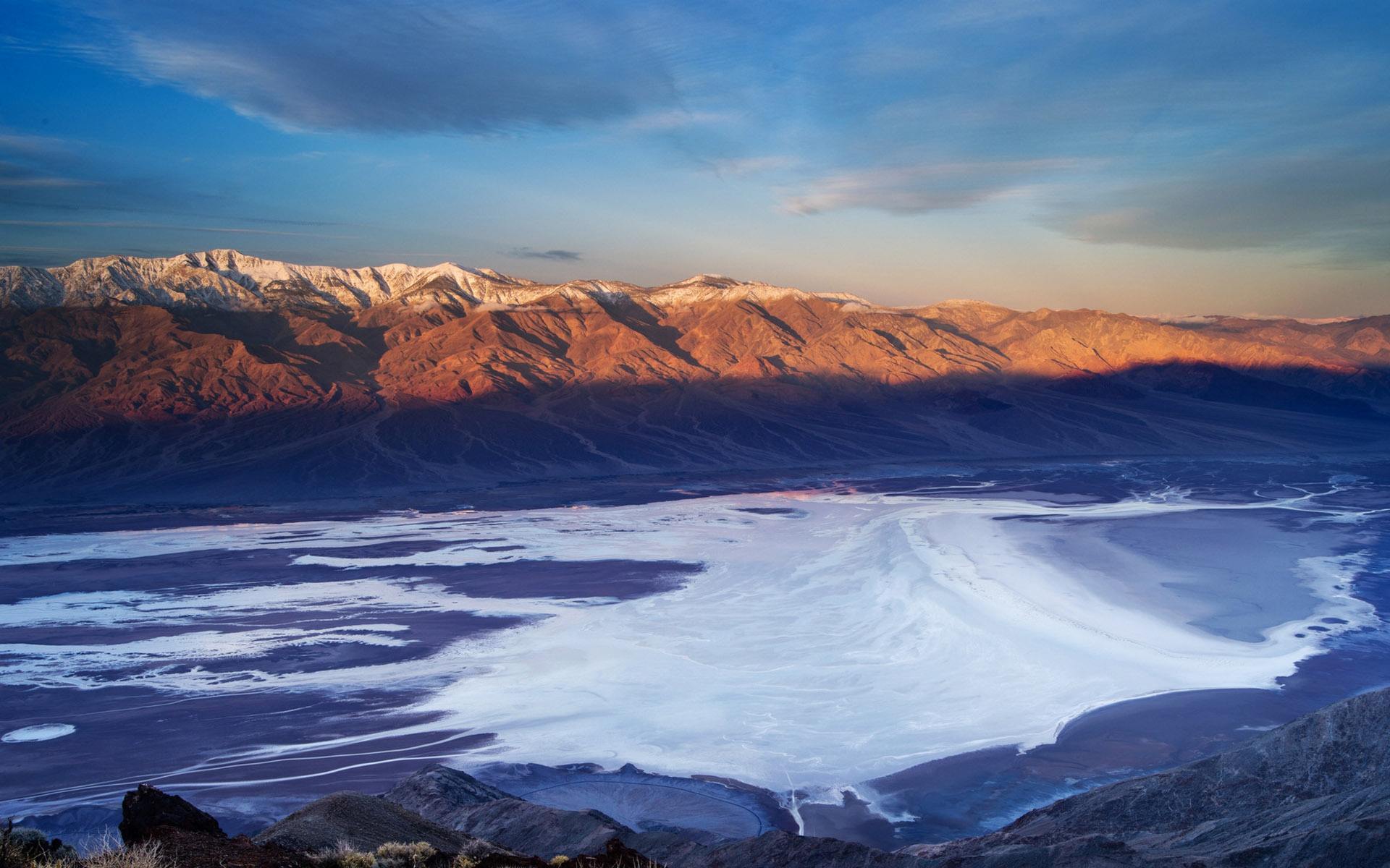 美国加州死亡谷国家公园，有一个“跑道盆地”，里面的石头会走路