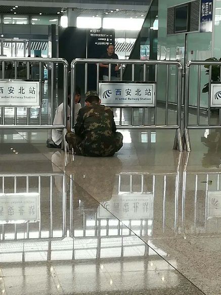 新兵在车站与女友告别,新兵与女友告别