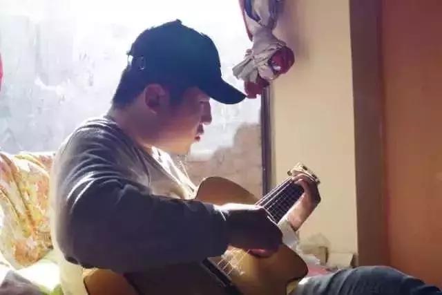 十二点的街头，一把吉他一个他……