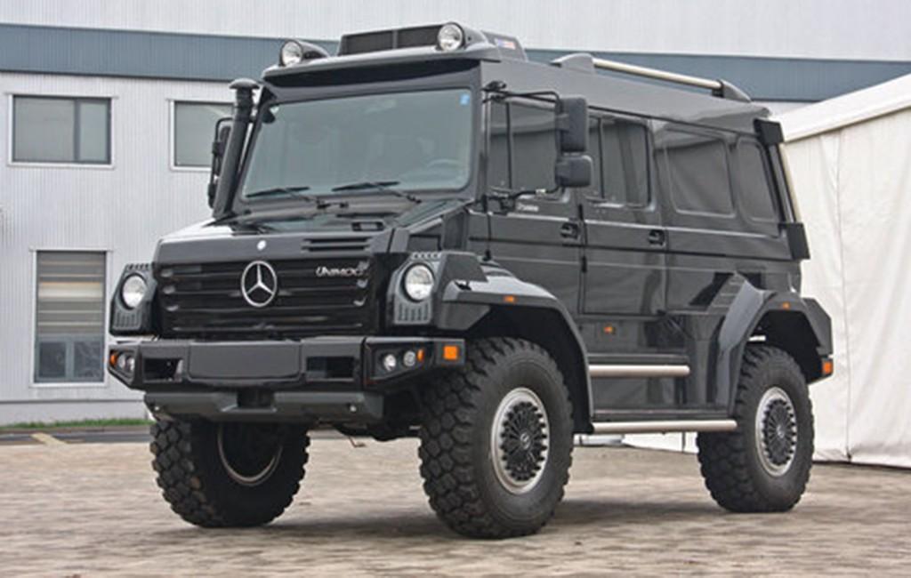 台风来袭司机开车险被树砸中,台风天车子被树砸报废