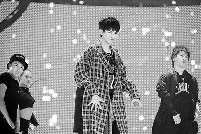 争夺“明日之子”：“土而奇”者的暗战