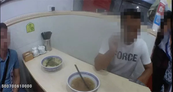 神操作！男子面里吃出苍蝇，面馆老板：我再给你煮一碗，吃完才准走！结果……