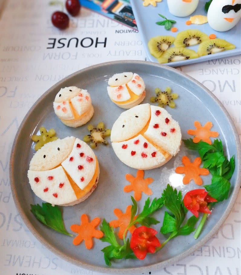 宝宝辅食小厨房——可爱“瓢虫三明治”的做法