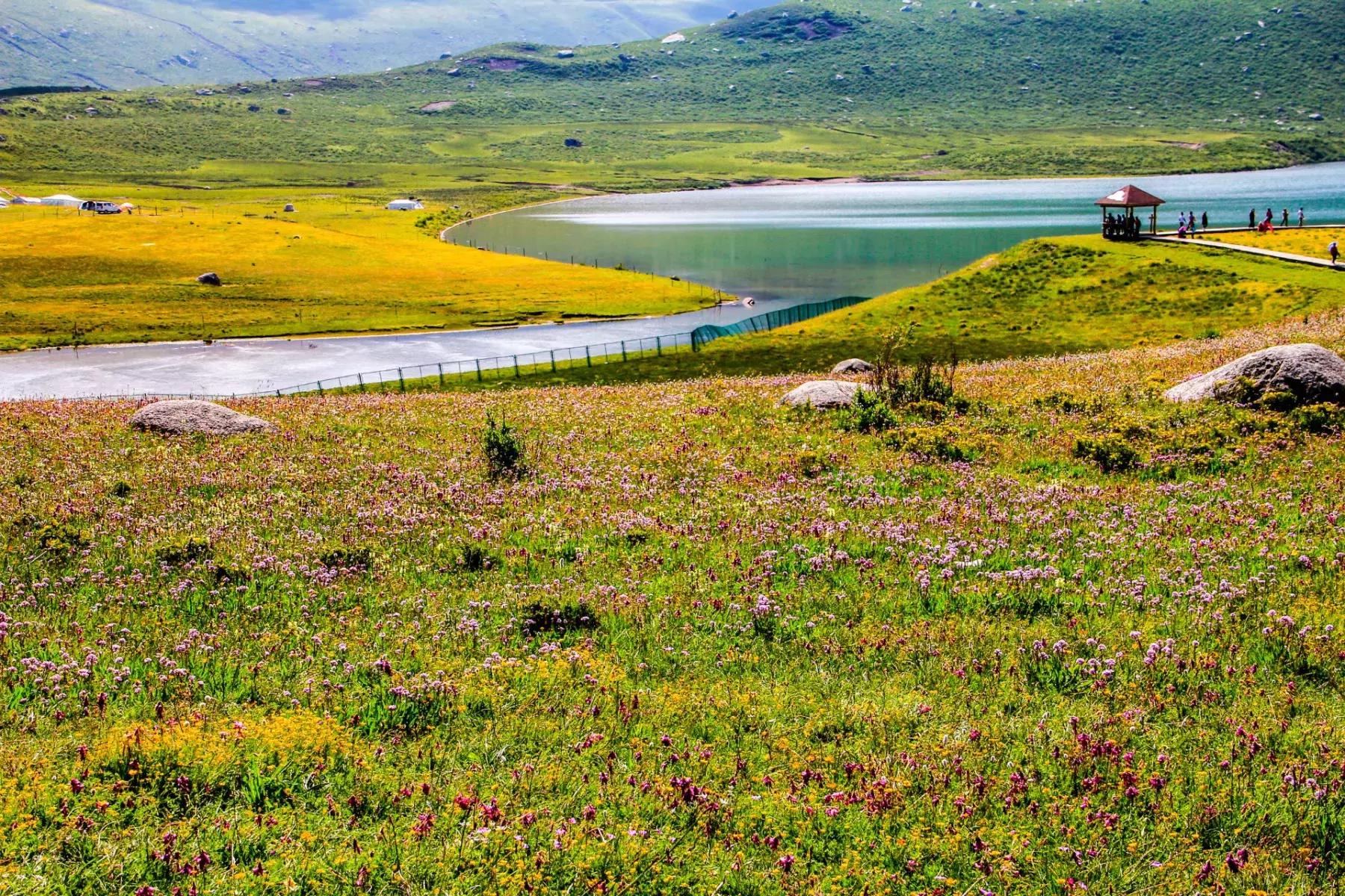 年宝玉则神山,年宝玉则天堂湖