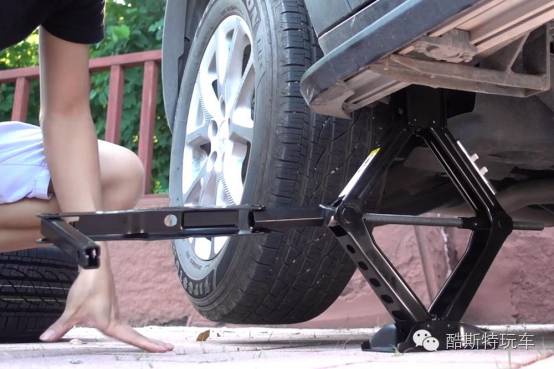 实测14年jeep自由光,jeep自由侠换备胎视频