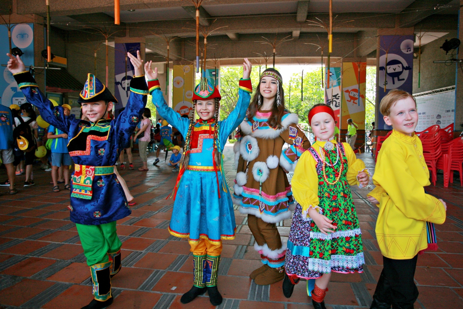 中国俄罗斯族，1.5万人，一头金发高鼻梁深眼窝，一口流利普通话