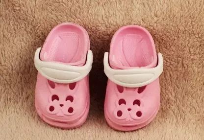 这两种鞋千万不要穿毁孩子一生,儿童鞋哪些牌子的穿了对身体有害