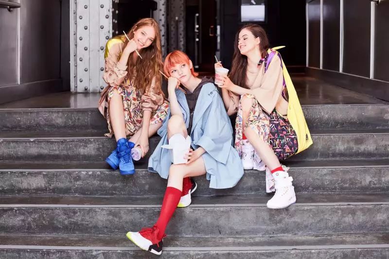 巴黎时装周t台模特展示,巴黎时装周彩色t台秀