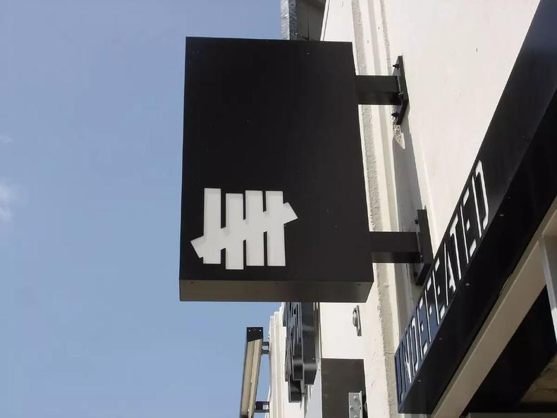 你会花400块钱买双拖鞋吗,你会花一千块去买双鞋吗