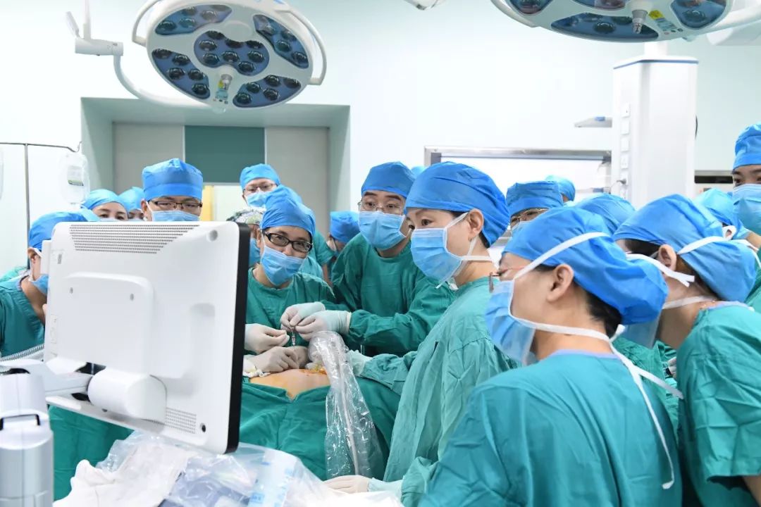 隔着肚皮给胎儿做手术,胎儿在肚子里做心脏手术
