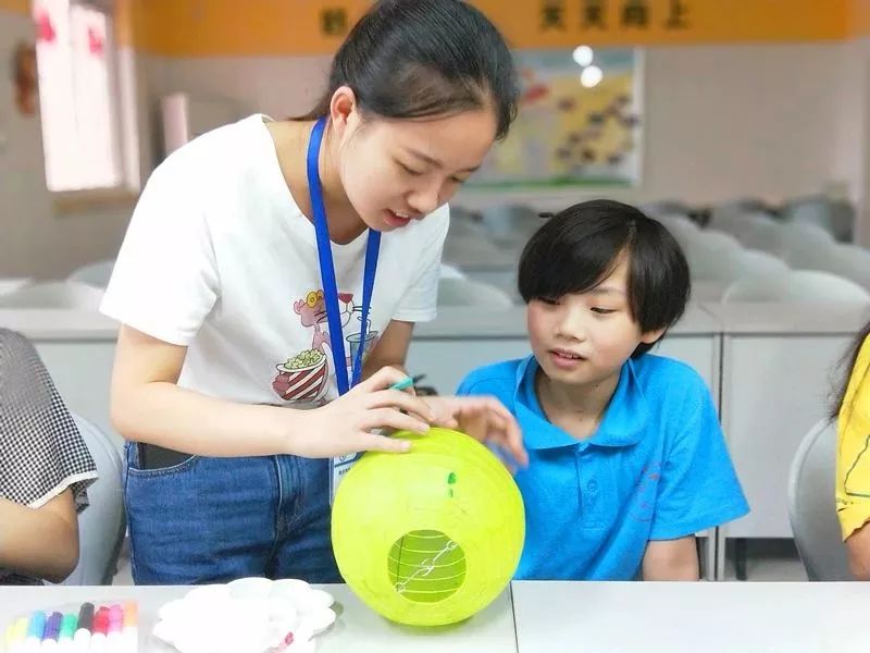 节日丨老人、孤残儿童、流浪人员……没有家人的陪伴，他们同样幸福过节