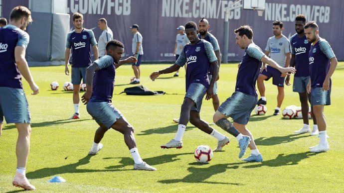 梅西时隔8年世界杯决赛照片,梅西完成球王最后一次蜕变