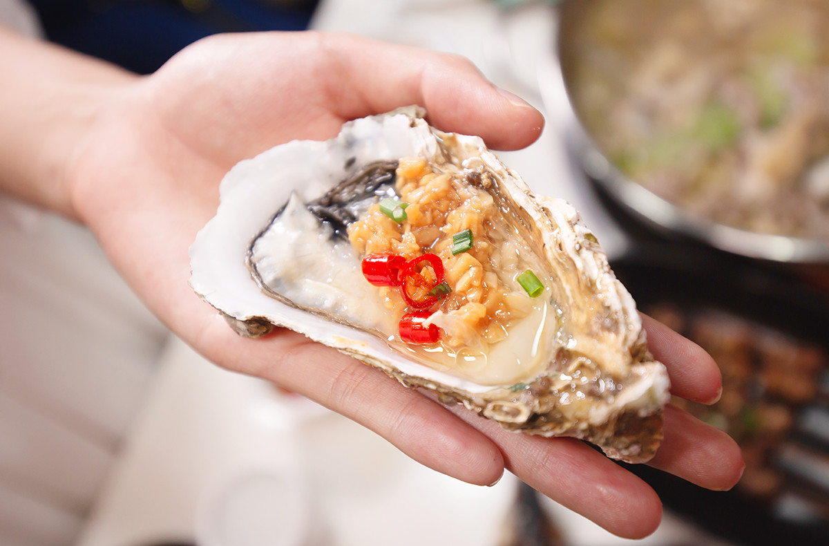 要火！用鲍鱼熬的精华汤底，还涮着“透明”的菜！