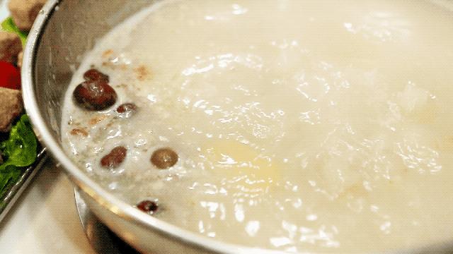 要火！用鲍鱼熬的精华汤底，还涮着“透明”的菜！