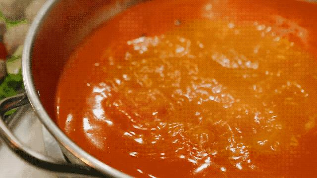 要火！用鲍鱼熬的精华汤底，还涮着“透明”的菜！