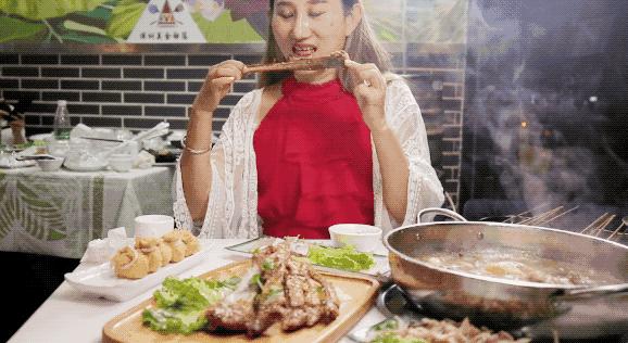 要火！用鲍鱼熬的精华汤底，还涮着“透明”的菜！