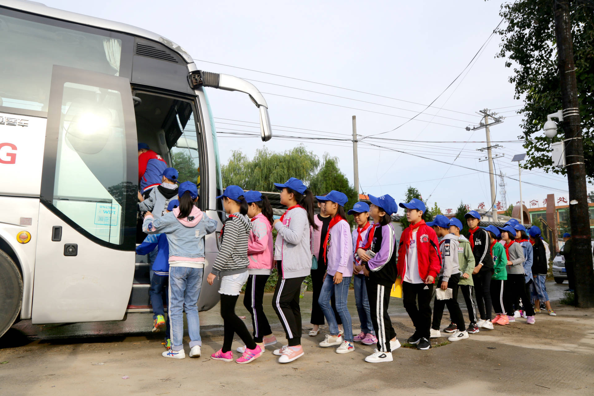 赞皇走近科技启迪未来第二届山里孩子看世界公益活动