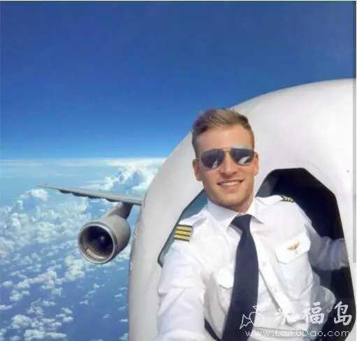 每天一贱：妹子挤完地铁，裤子就成这样了