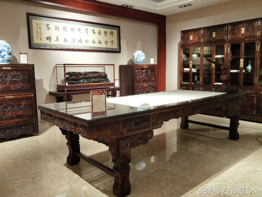 红木家具十大名牌东成红木,红木家具里的书法