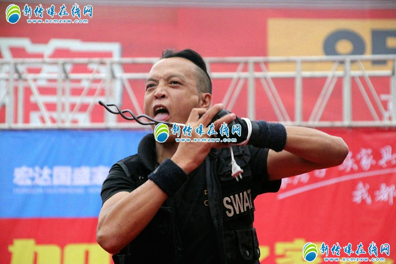 甘肃平凉：32岁男子舌舔烧水器钢筋锁喉，拿生命表演每场仅2000元