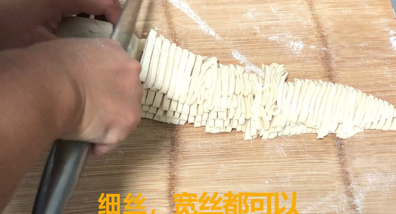 手擀面怎么把面条弄得劲道,手擀面做面条简单又好吃的方法
